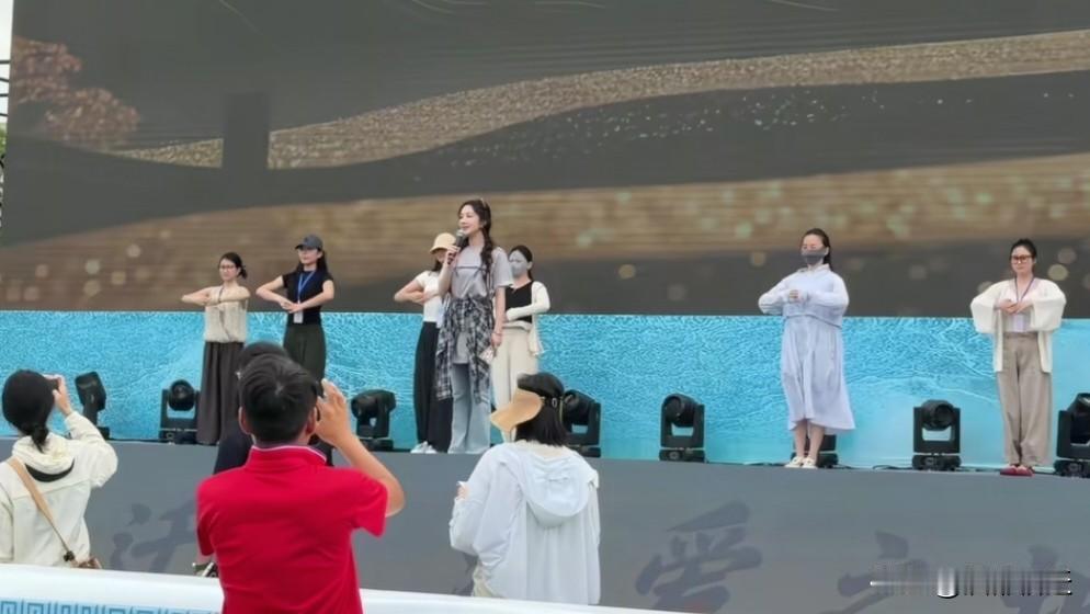 情义宿迁，深爱之城！
宿迁建市30周年庆典，李依晓老师现身苏宿园区苏州街彩排，太