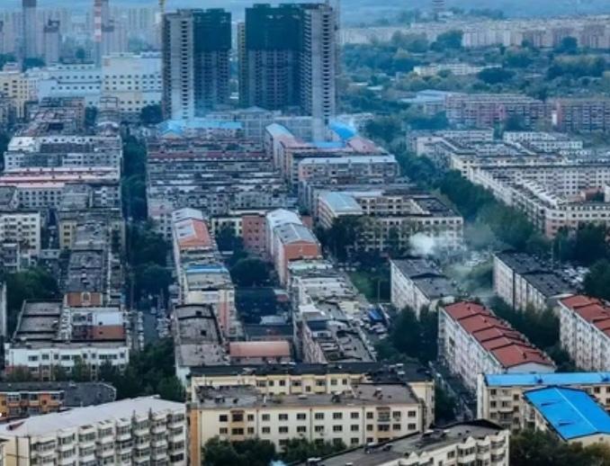 黑龙江鹤岗市，这个在往年以花几万买一房的热搜登顶网络。但是就在这两年，鹤岗房价却