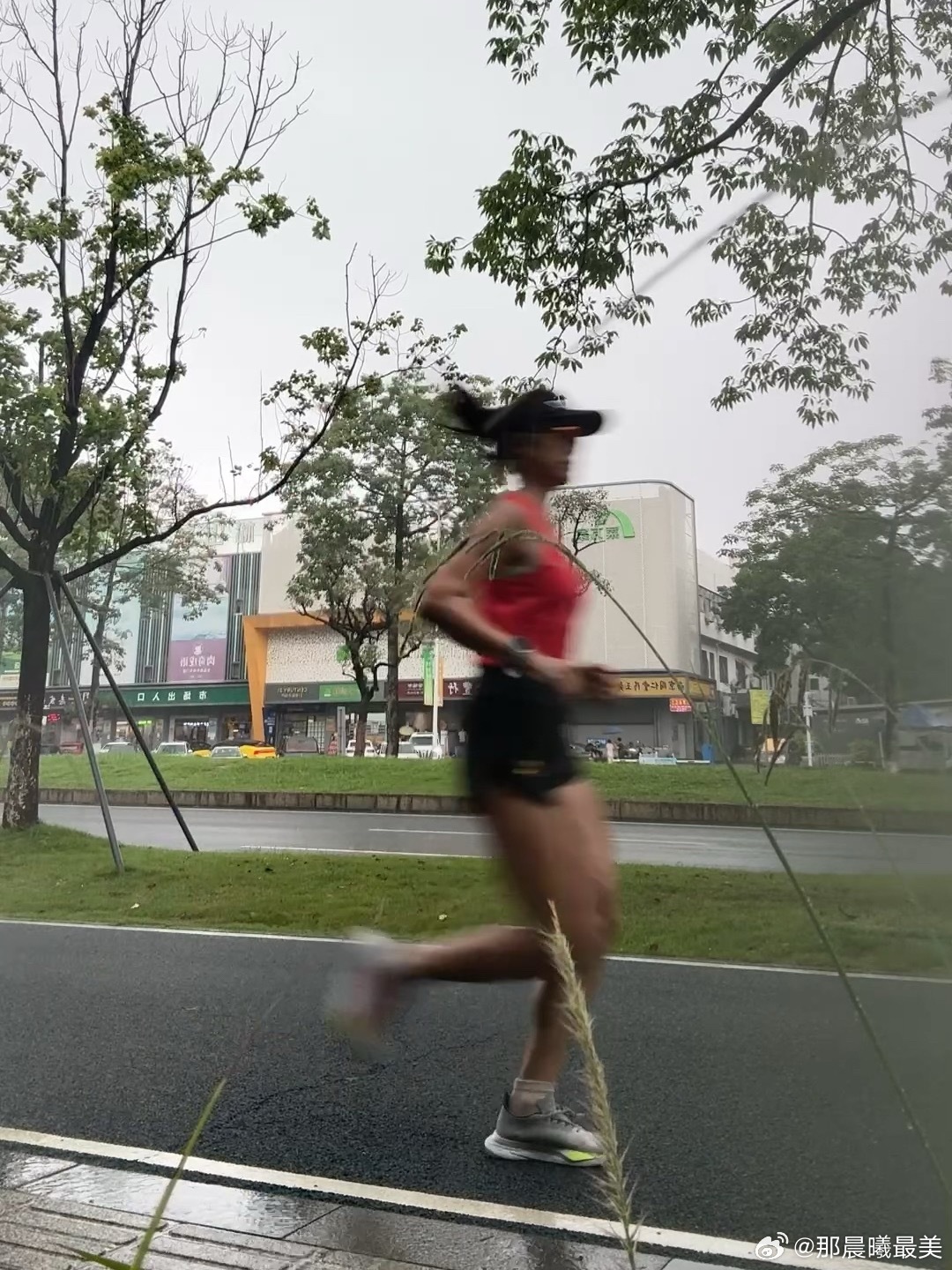 开跑第2公里，雨又来了。今天又是被雨神眷顾的一天。跑着跑着，第3公里雨停了，一直