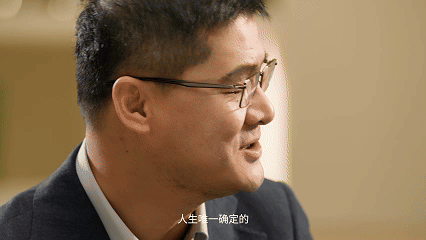 【焦虑源于过度追求确定性】近日，罗翔在访谈里提到，“人生唯一确定的，就是不确定的