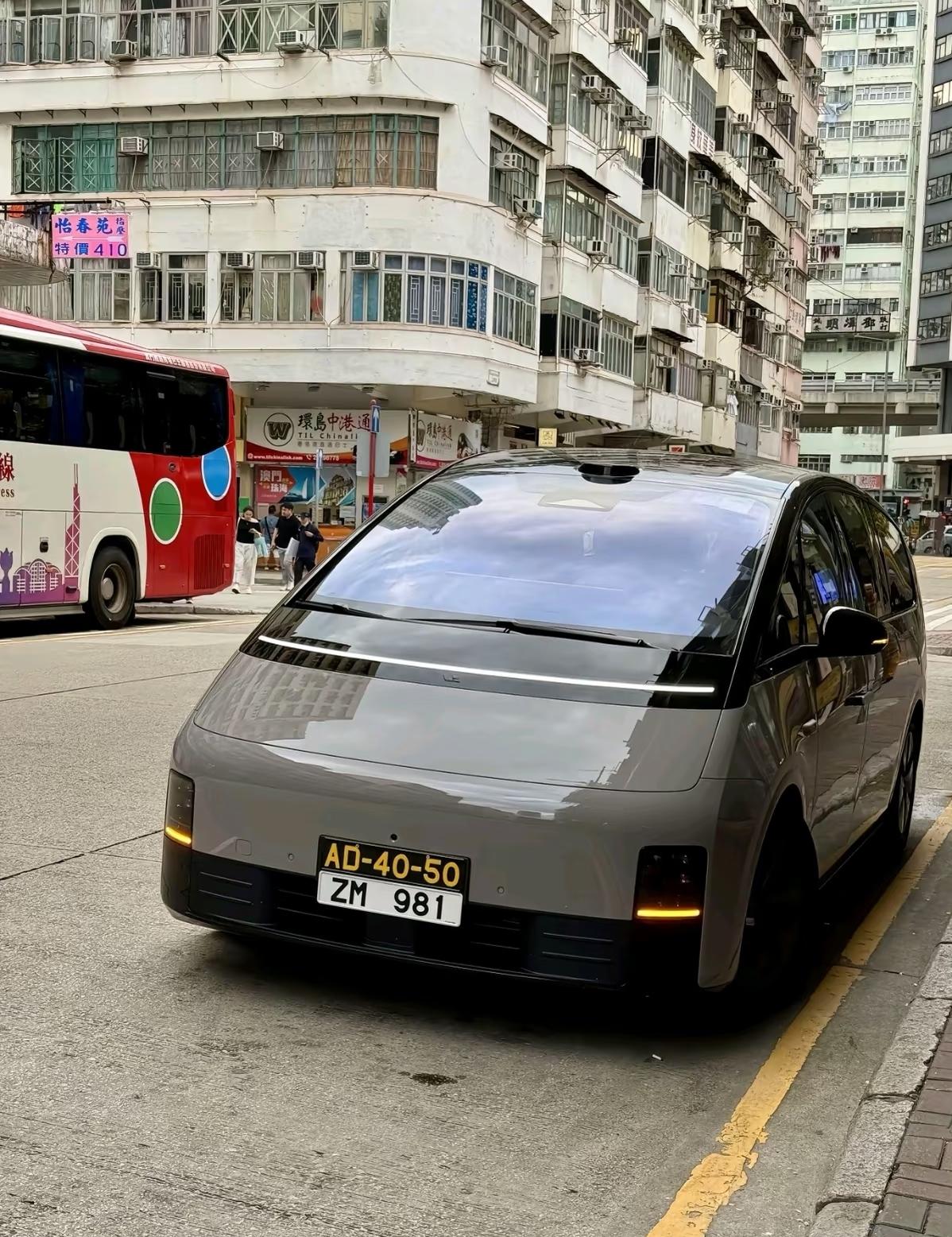 香港街头，mega的高级感
香港街头霓虹流转，摩天楼宇林立。挂着正宗香港澳门双车