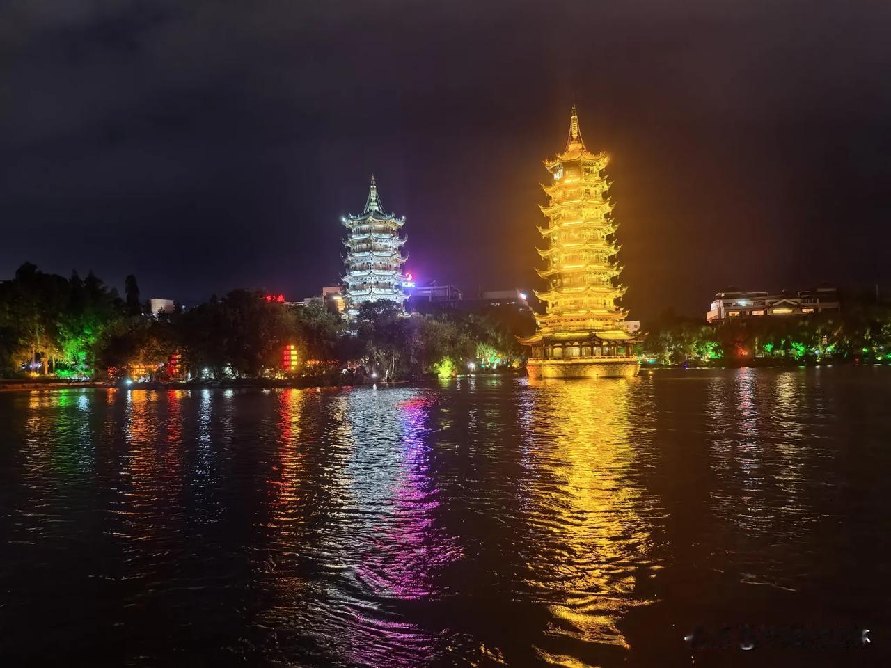七绝·漓江游罢赴喜来登
画舫漓江兴正浓，
偏催游毕促归踪。
偕娇驱车寻雅宿，
漓