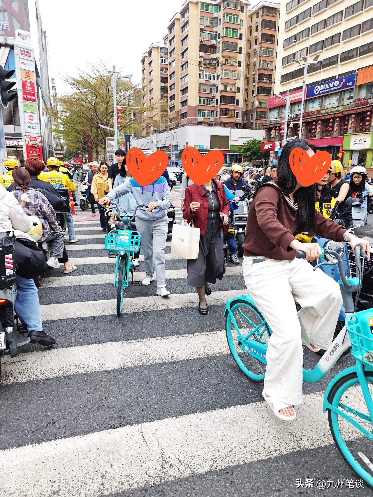 究竟是素质提高了，还是退步了呢？
老一辈人的素质普遍好过年轻人！老人骑自行车，通