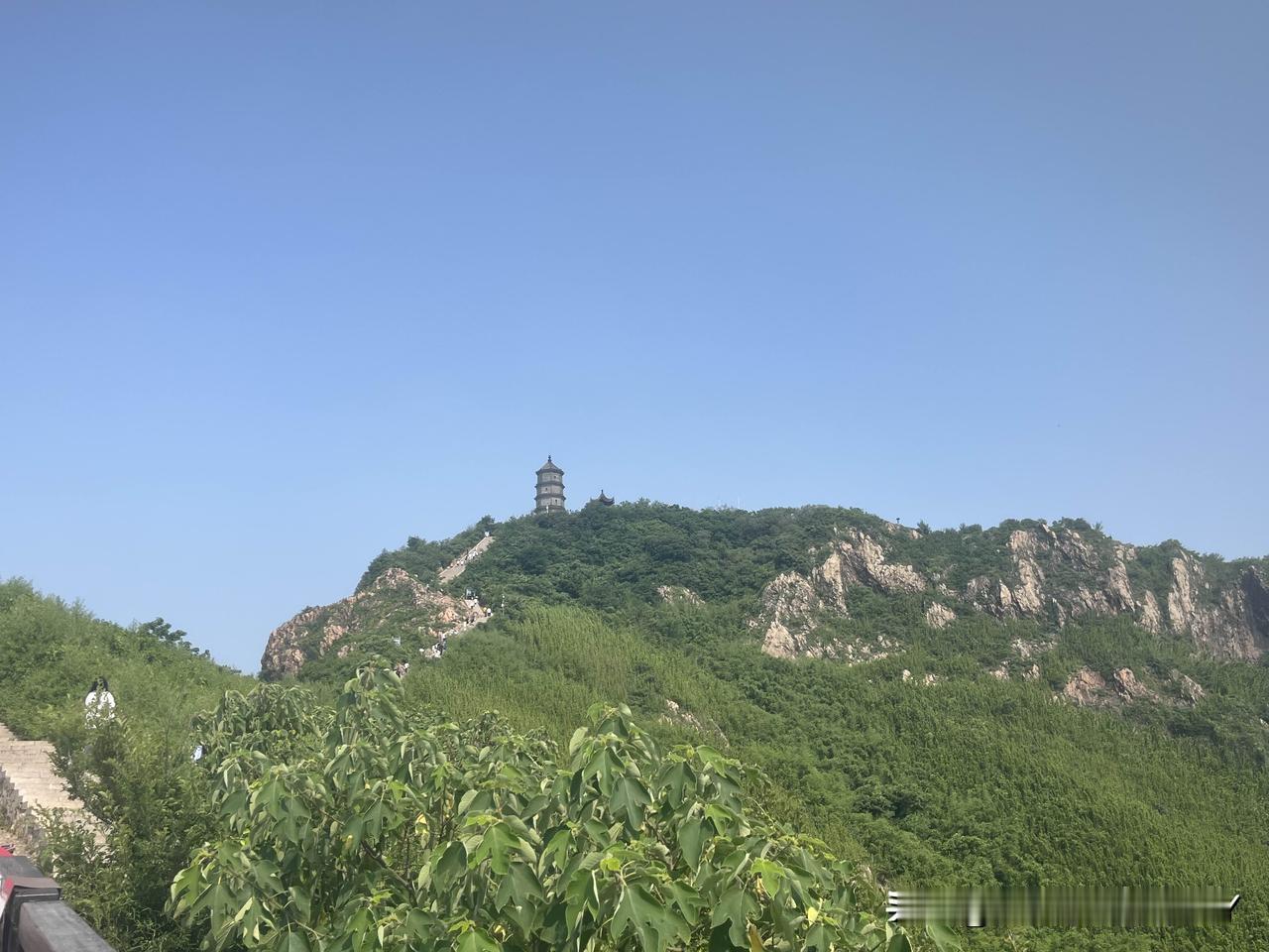 ‼️‼️圌山是镇江临江的古火山，海拔 258 米，山势峭拔，有 “三十六悬崖、七