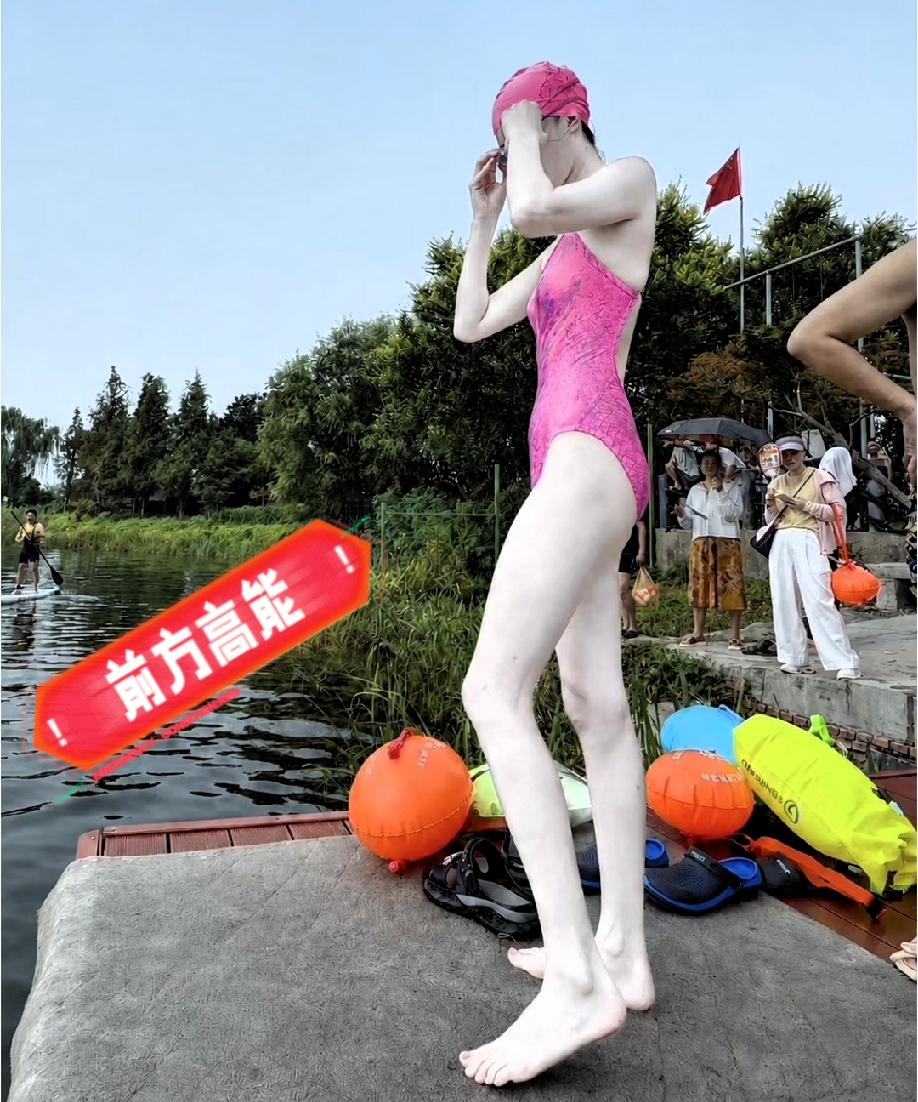 户外游泳偶遇
看着像小姑娘，实际已经40+
 
户外水边看到这位女生，身材皮肤状