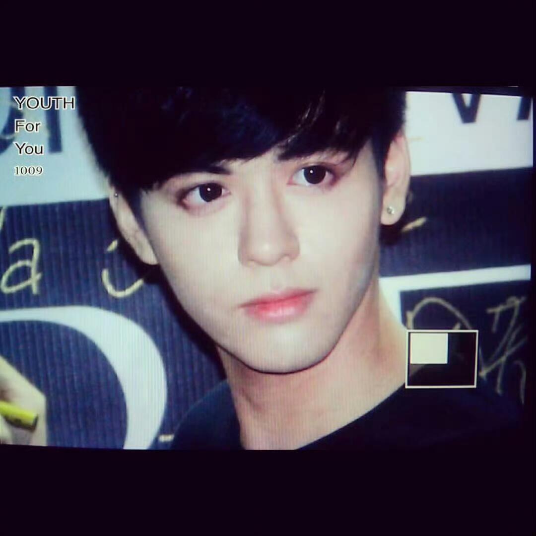 谁懂这个早期曾舜晞 真的每次刷到早期小晞的物料都要反复心动！软乎乎的奶狗感直接拉