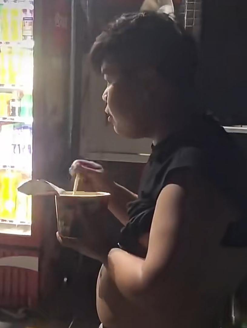 白天上班的我：蹲在角落默默干泡面，低调内敛，凡事客客气气，任谁都能随意忽略。
下