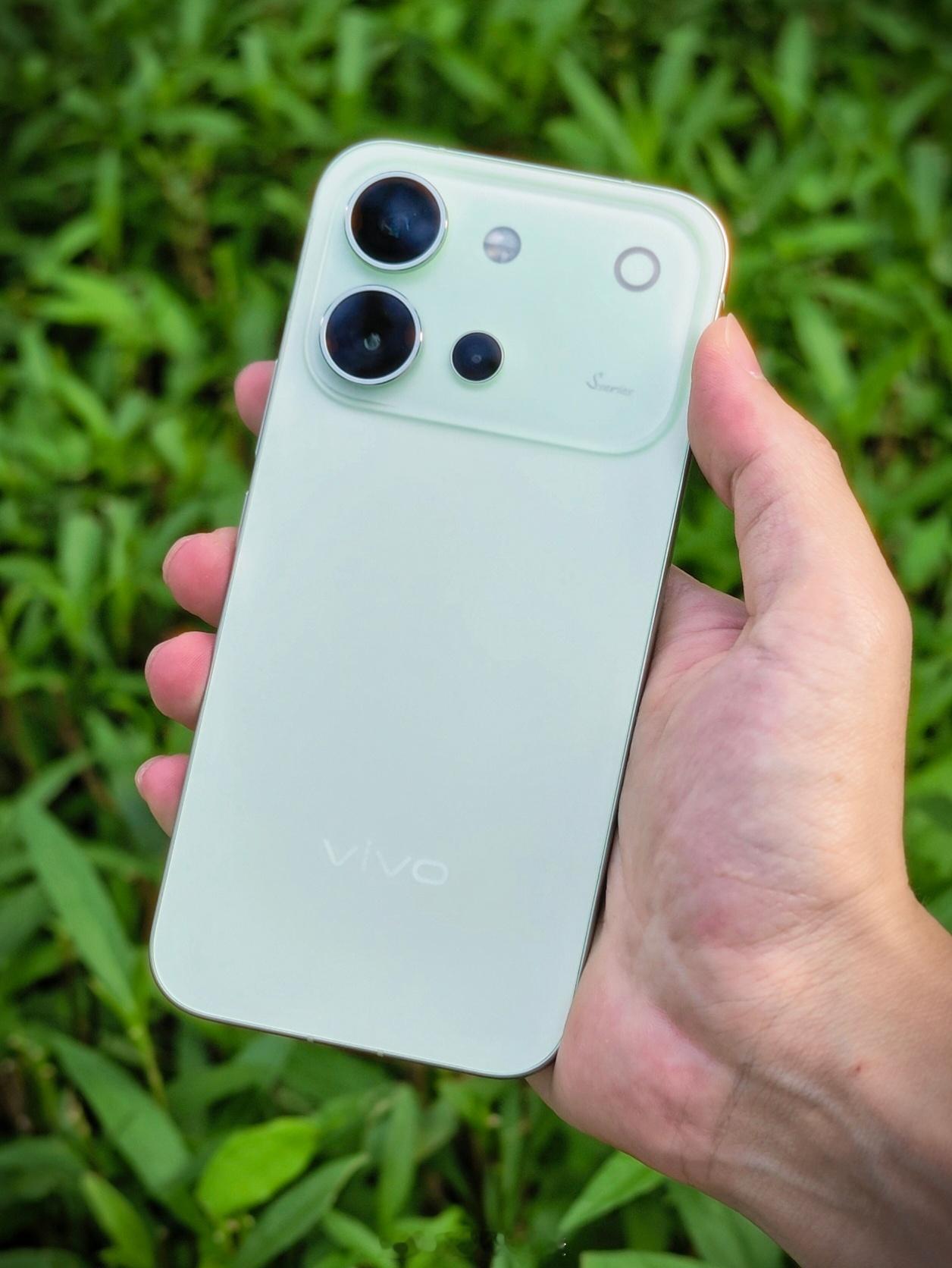 vivo S60 安静的初夏绿，拿着它好像拿着冰块一样，那个清凉氛围感我们去看星