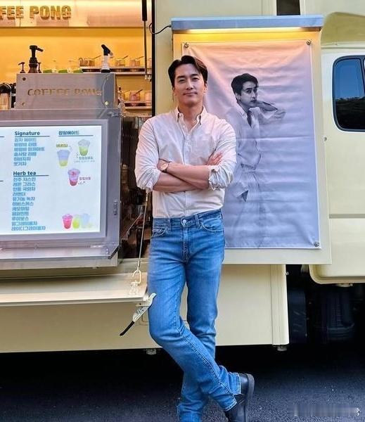 尽管宋承宪已经48岁了，但是现在的他，也在参加的各种节目和访谈中，依旧始终强调自
