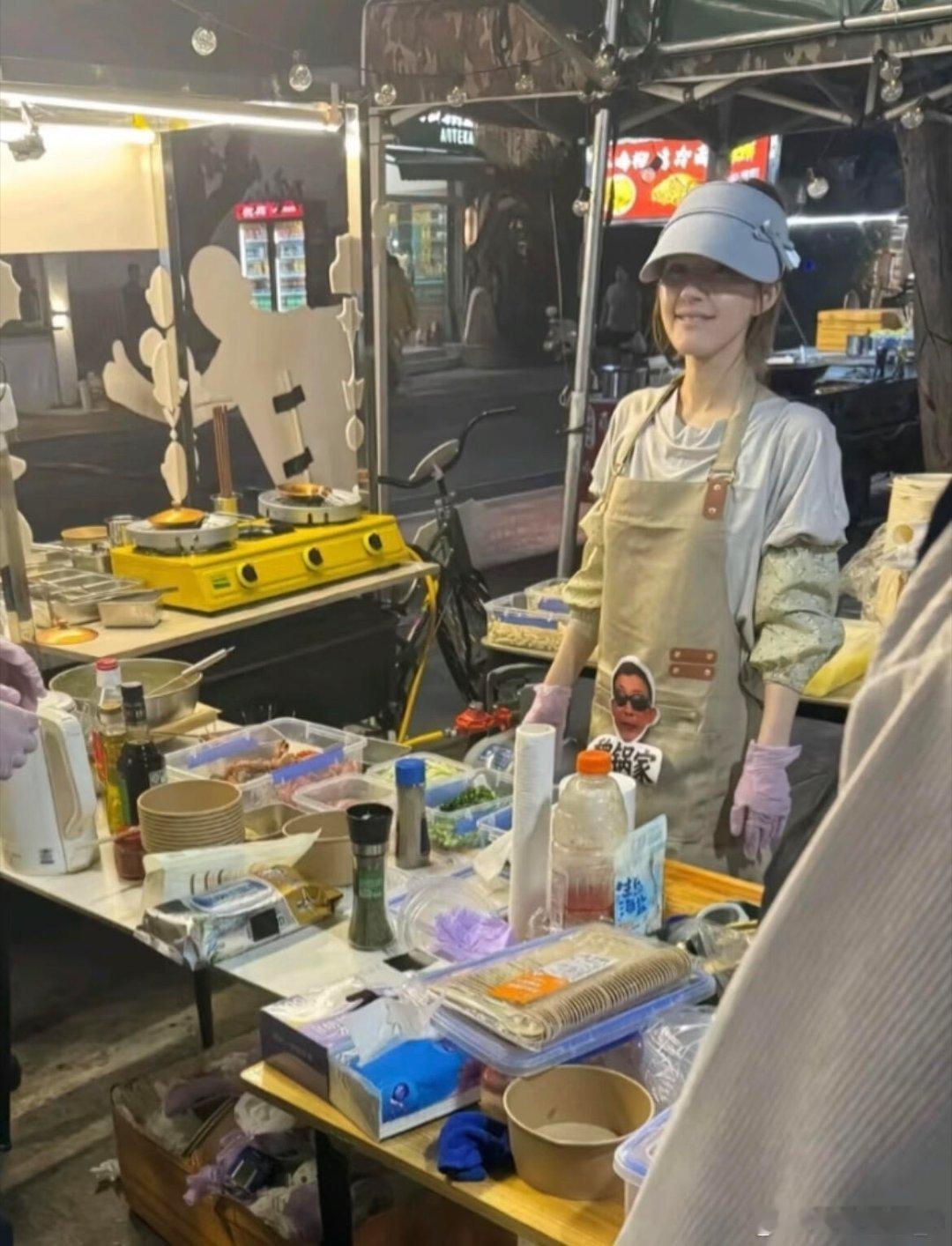 当红女星素颜摆摊跟小说一样哈哈哈，求露思到我家来做支持小露露全国巡摆 