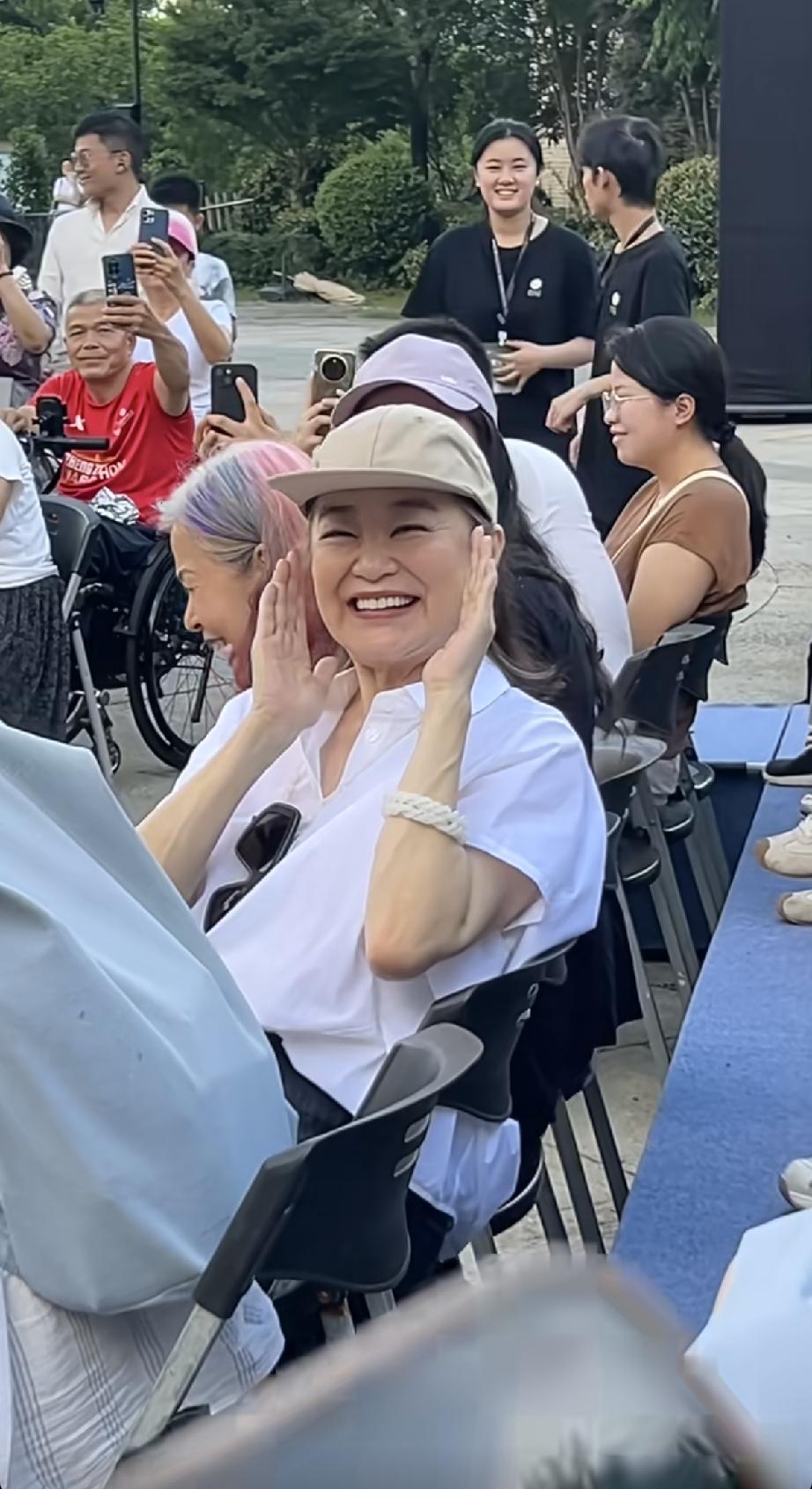 6月6日，林青霞现身江西会昌小镇，她坐在第1排时被第2排的人拍到了正脸照，她的颈