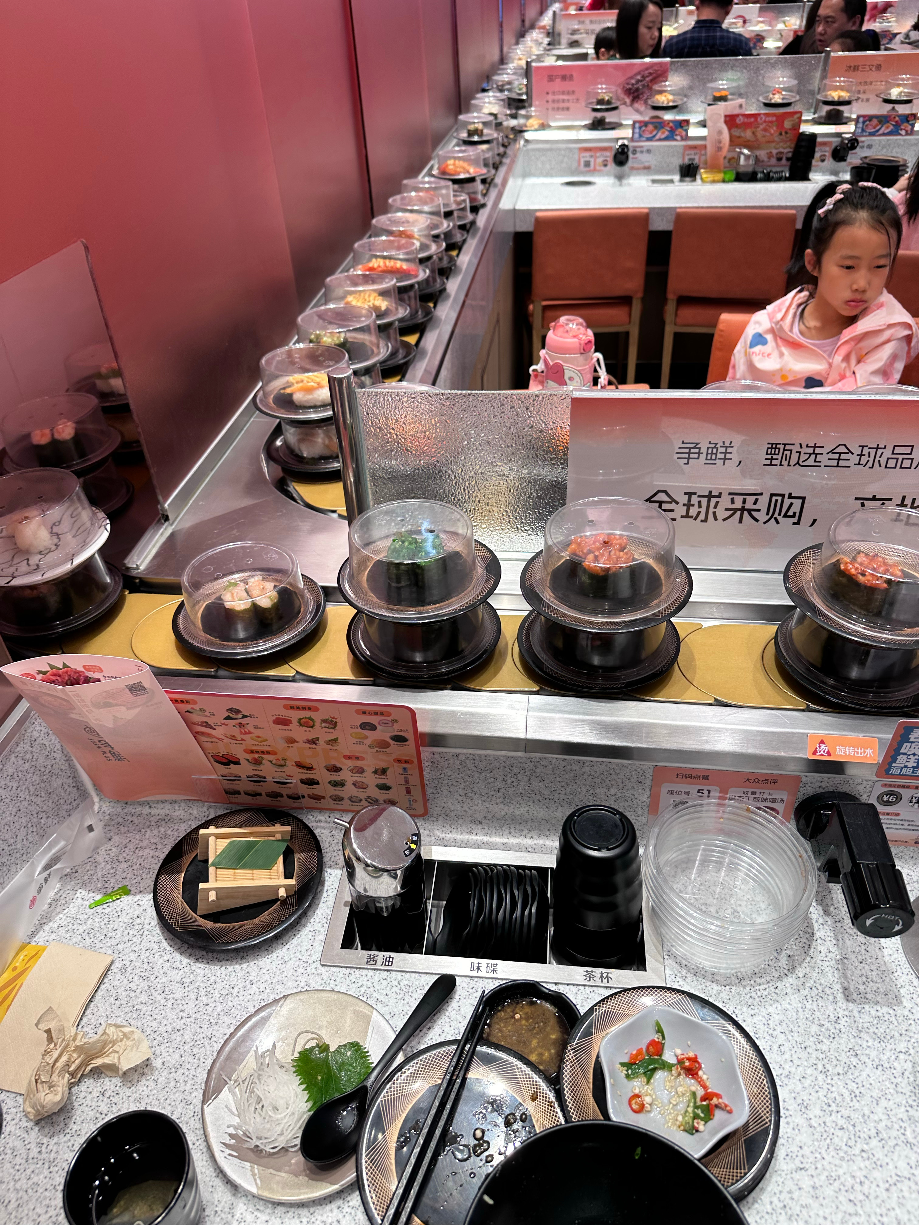 吃了三文鱼、章鱼、拉面、寿司，一共才54[允悲][允悲]，还吃得很舒服，消费降级