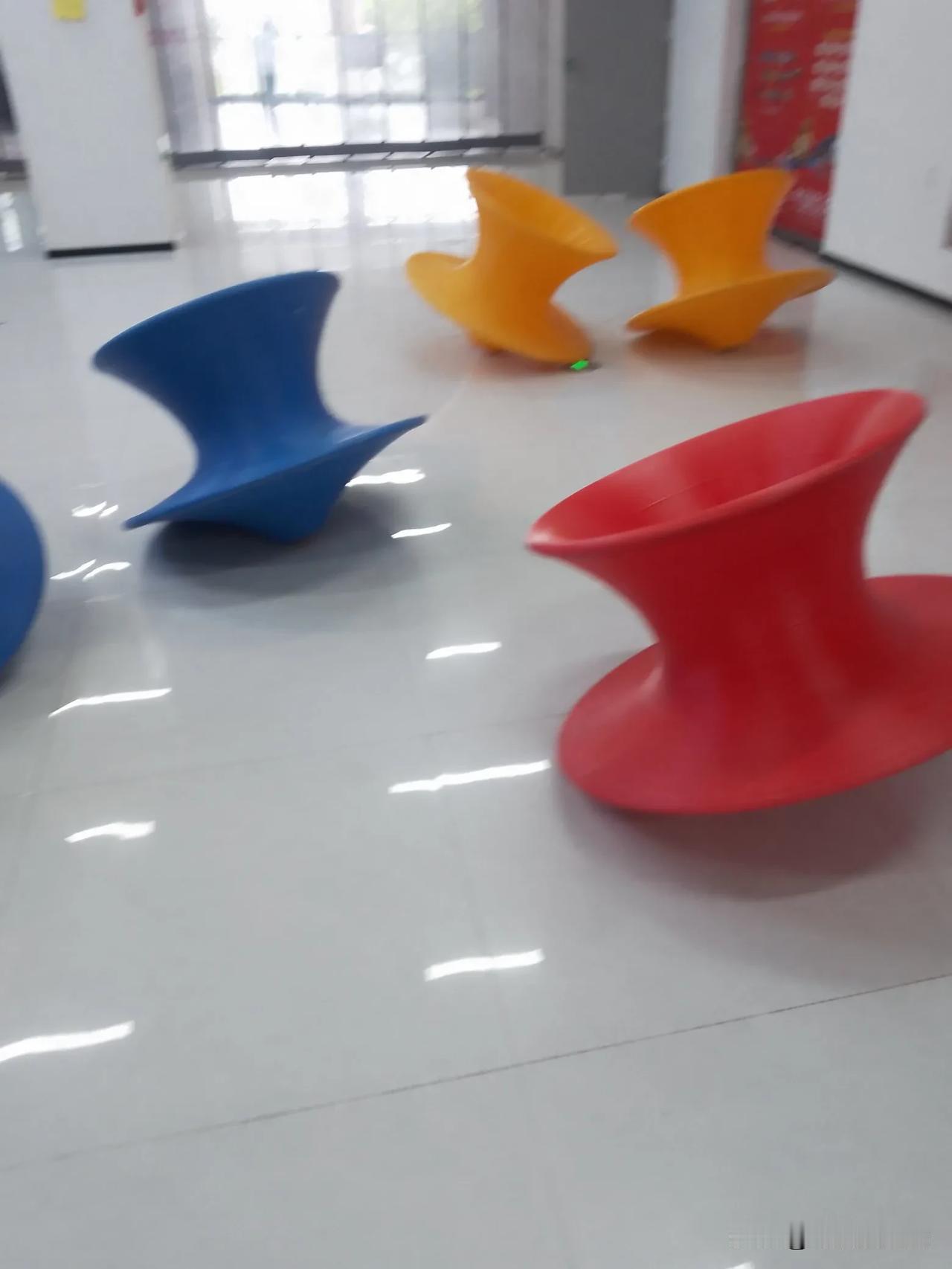 我很好奇超市的休息区放的那些圆圆的东西引底是啥？农贸市场上面的二楼开了个大超市，