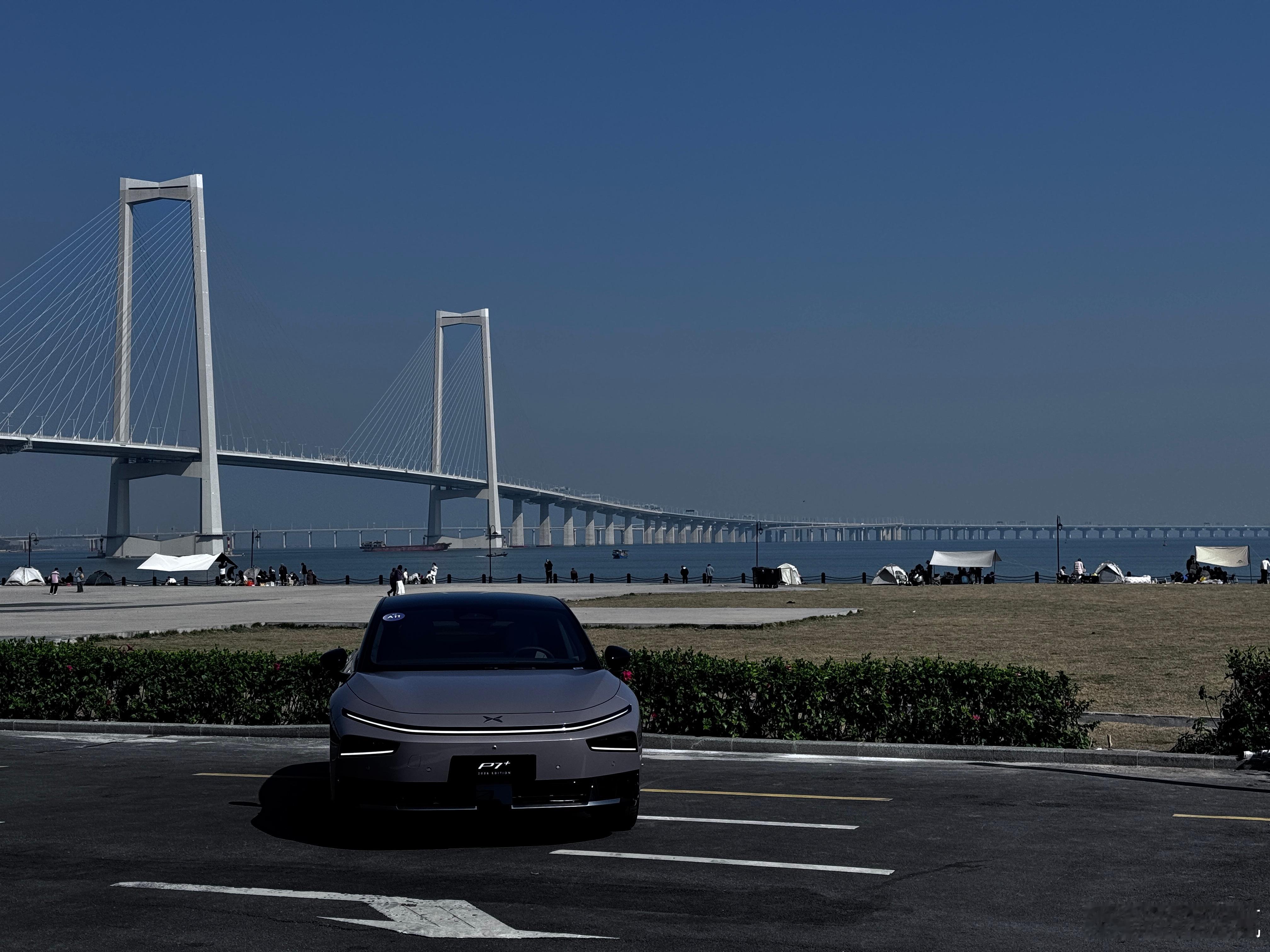 人，车、桥大合照。今天天气真不错，自拍拍出了人生照片。新款变成了无断点一体式日行