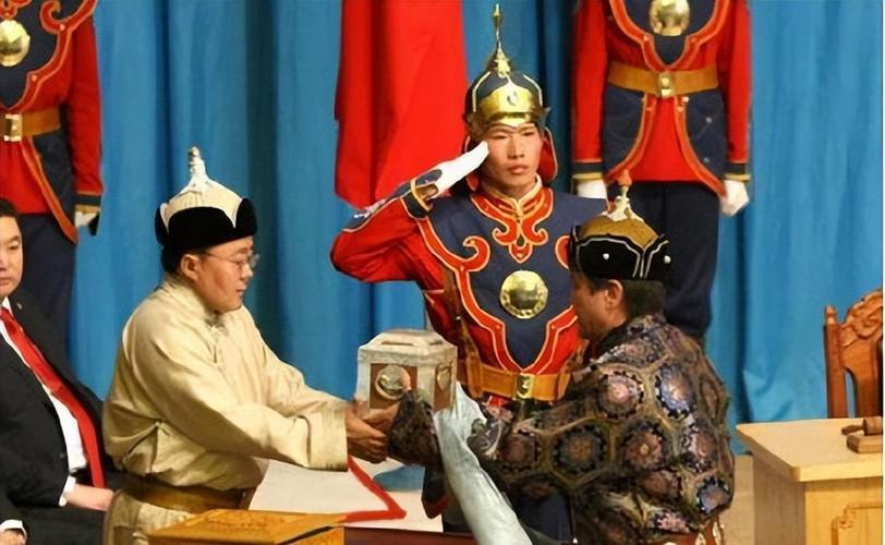 蒙古国被中俄两个大国死死夹在中间,没有一寸海岸线,连出海都得借中国的港口。

九