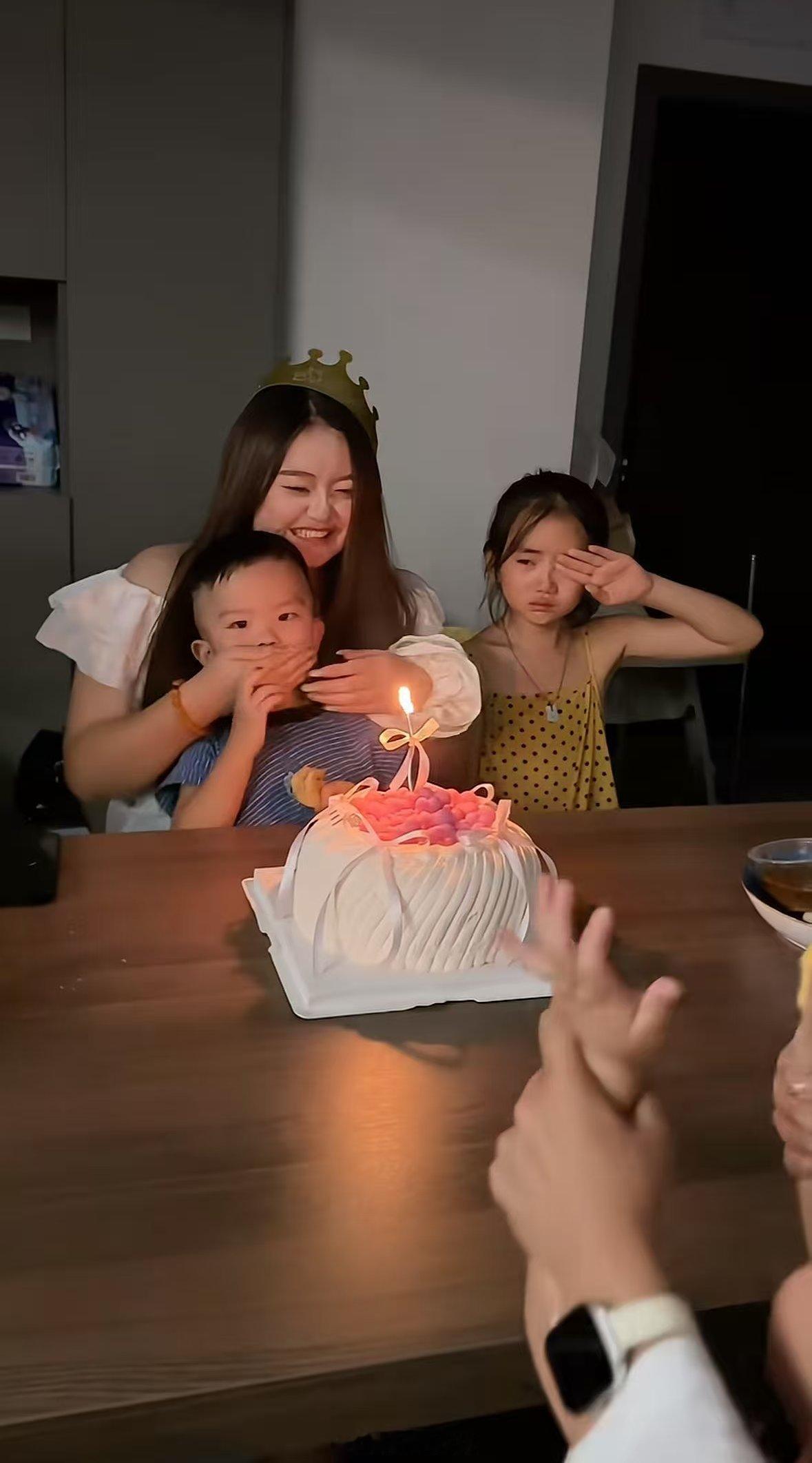 抖音又一个社会实验：蛋糕实验，起因是一个女孩在家庭生日派对上哭了，结果评论区女生