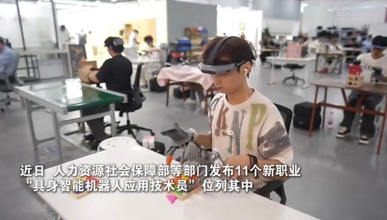 外滩大会看机器人如何学会干活以前总以为机器人就是展厅里跳舞、翻跟头的“演员”，看
