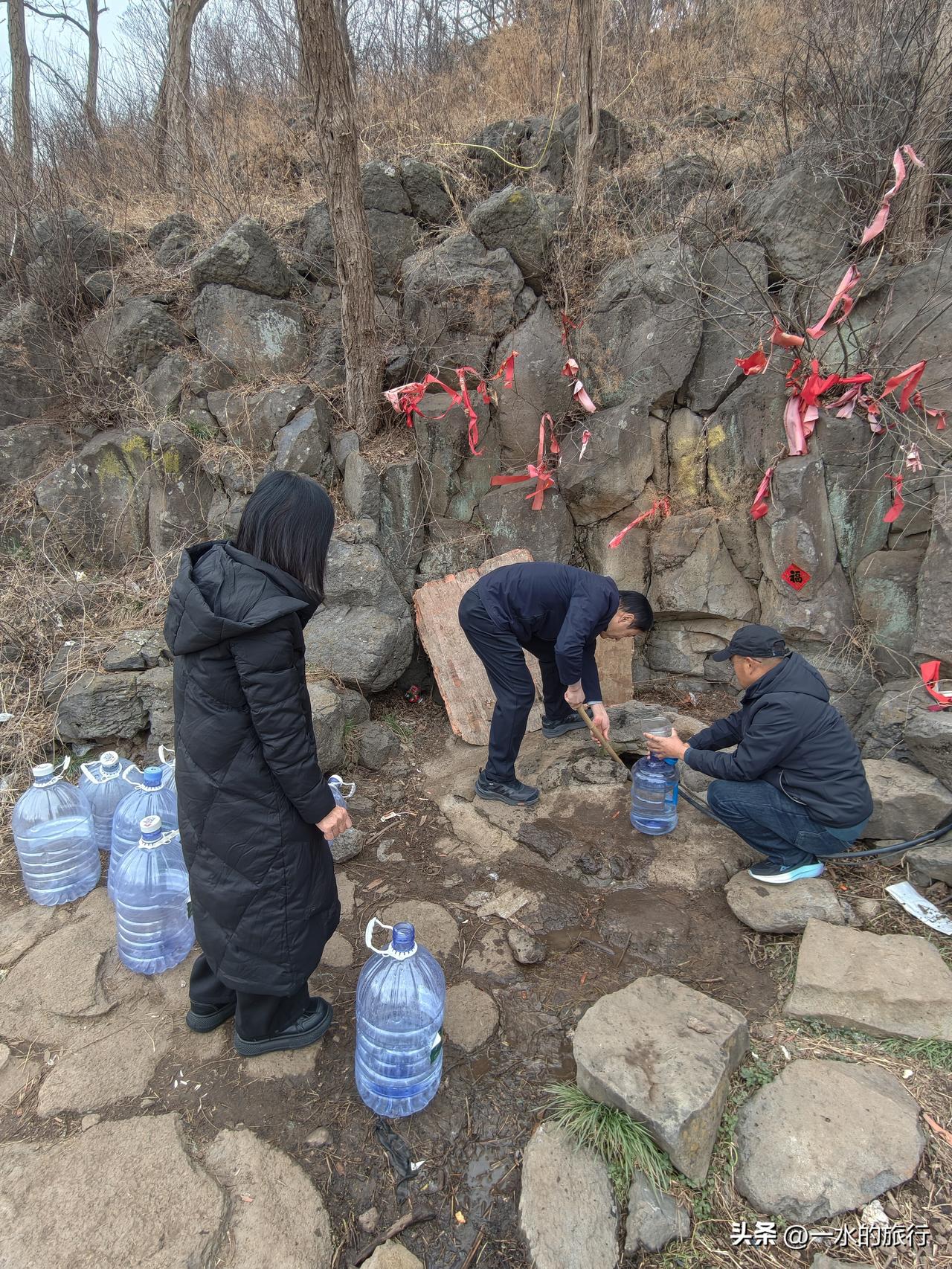 安丘城顶山有一眼神泉，泉水清冽，非常好喝，这次自驾安丘天路，特意去探寻那一方神泉