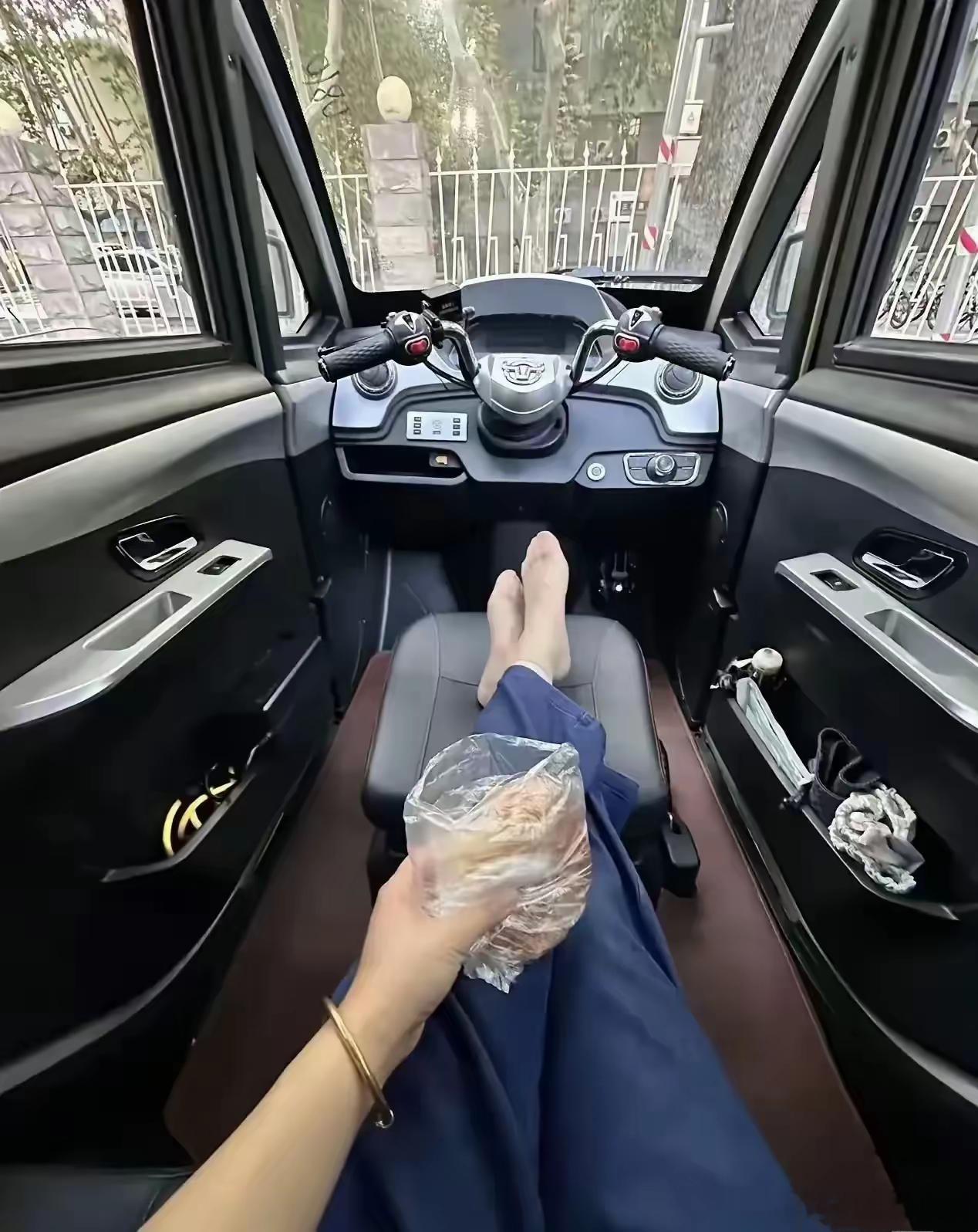 “老头乐”其实就是电车鼻祖，电车可以做高端，老头乐为什么不行？来感受下东威A6点