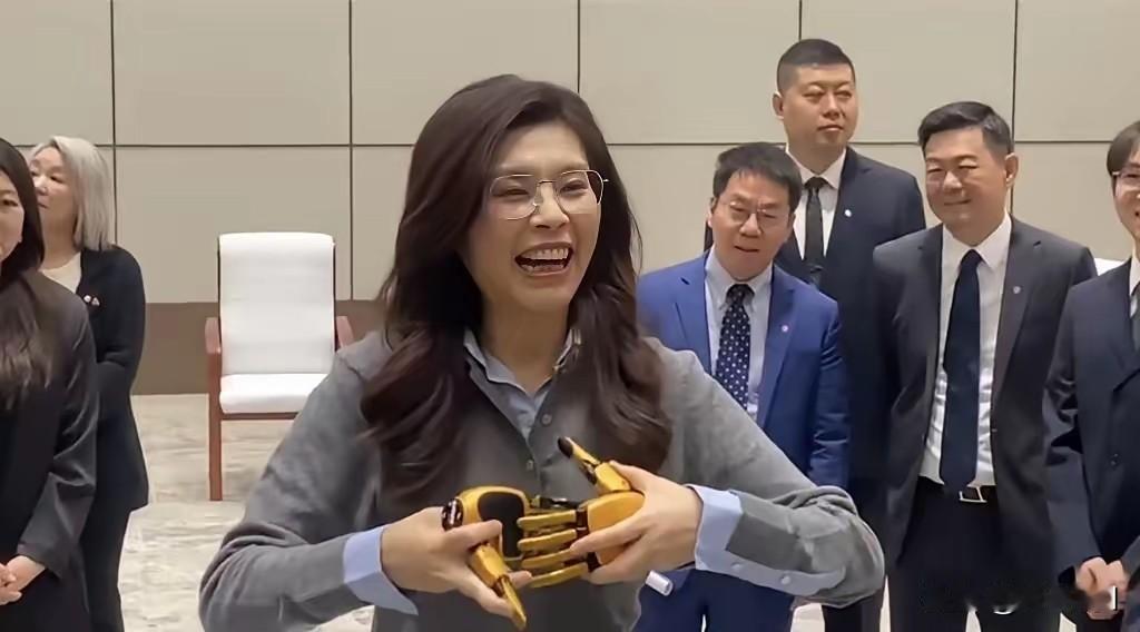郑丽文彻底赢了，
就连特朗普也给她送去大礼，郑丽文说过，台湾不能独立，台湾独立大