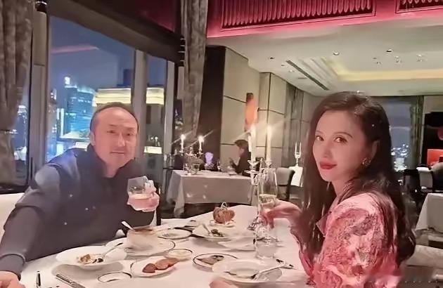 看到张萌和她的富豪老公，果然童话里都是骗人的，现实里的总裁真的不是都是霸总。 ​