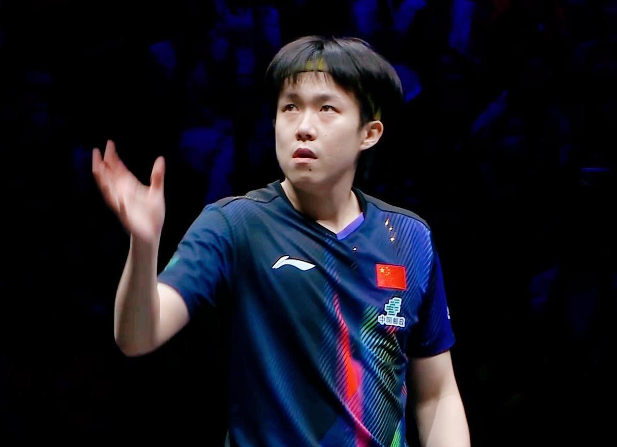 侯英超说：王楚钦发球落点太好了！
拧吧，不好拧，
搓吧，还有些长，
直接上手吧，