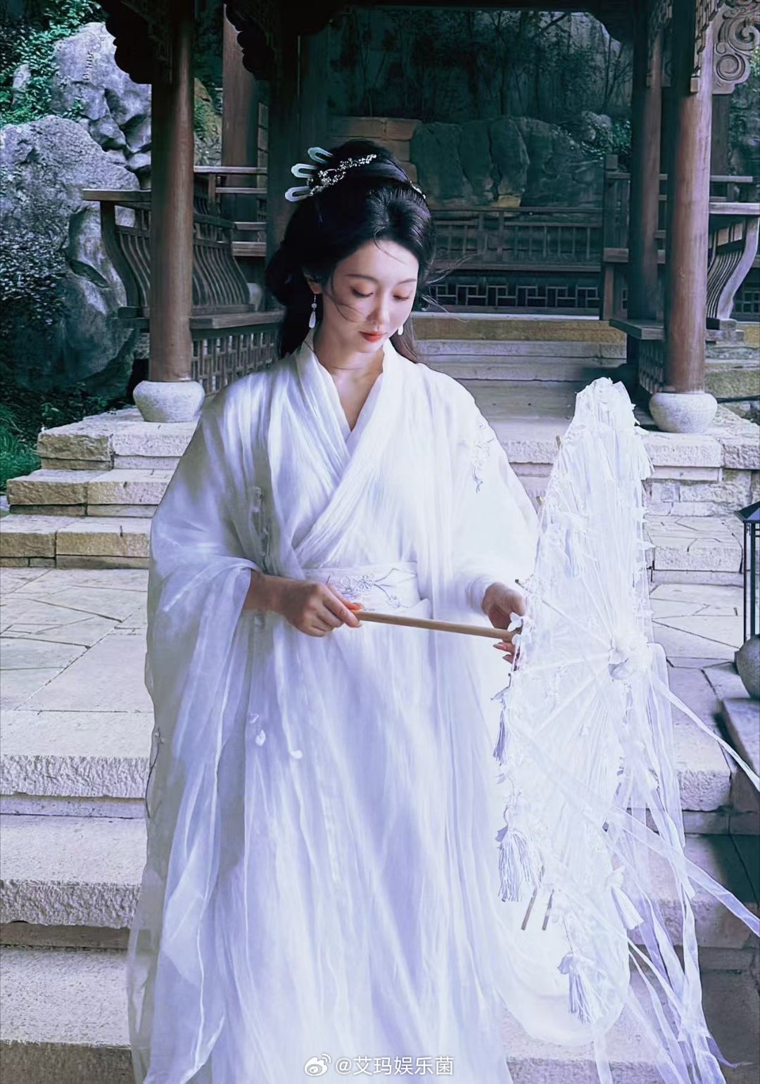 宣璐路透天选古人味 宣璐的演技也还可以，只是缺少一个大爆的机会，不过长相容易被人