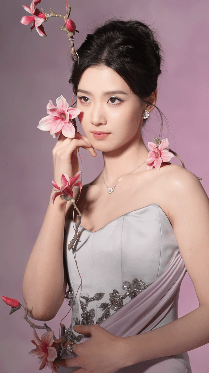 卢昱晓肩颈线条太绝了 仪态美到心巴上了好看成这样真是让我挪不开眼了 