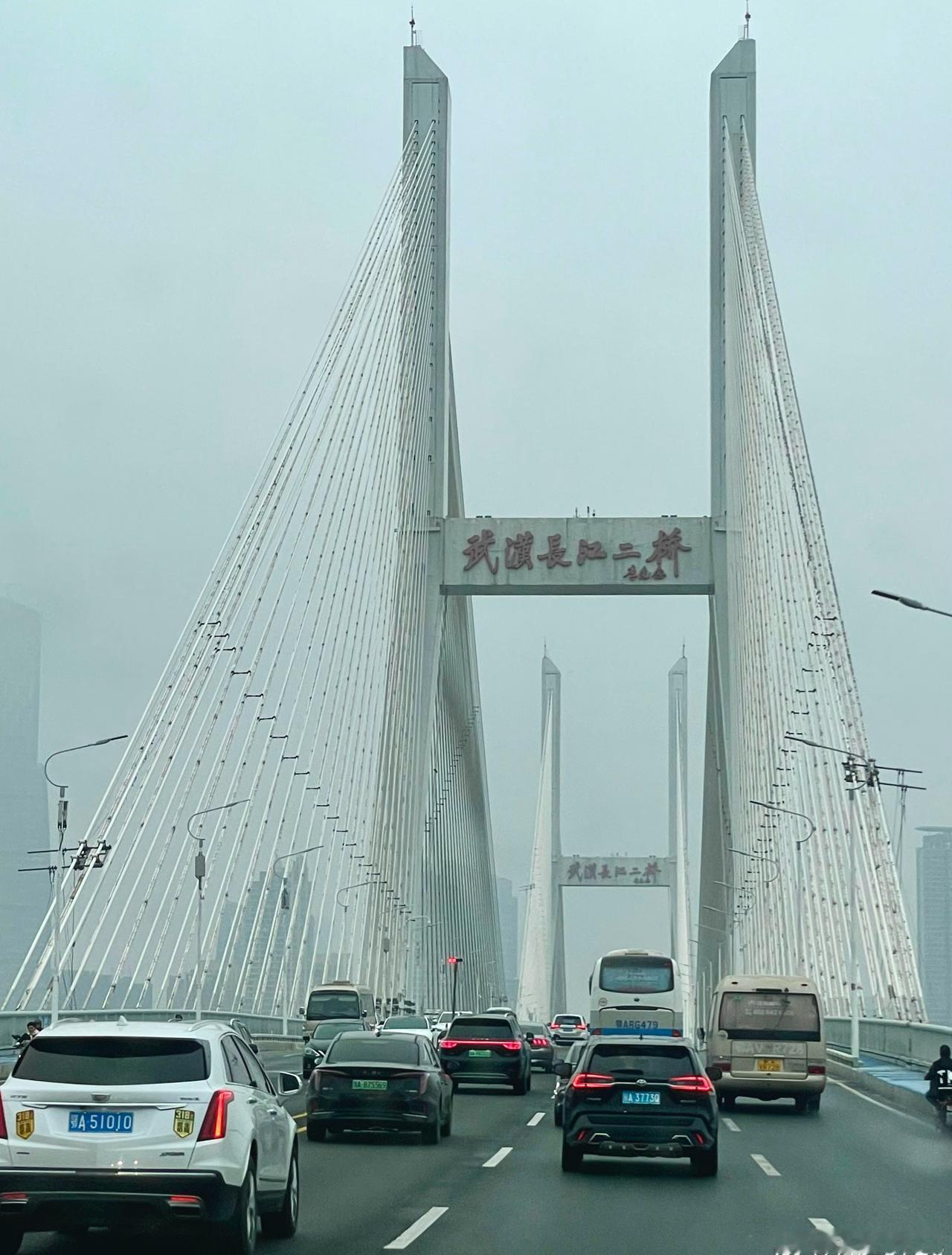 今日又开启“车轮上的奔波”，清晨从武汉启程，1240多公里的路程里，近900公里
