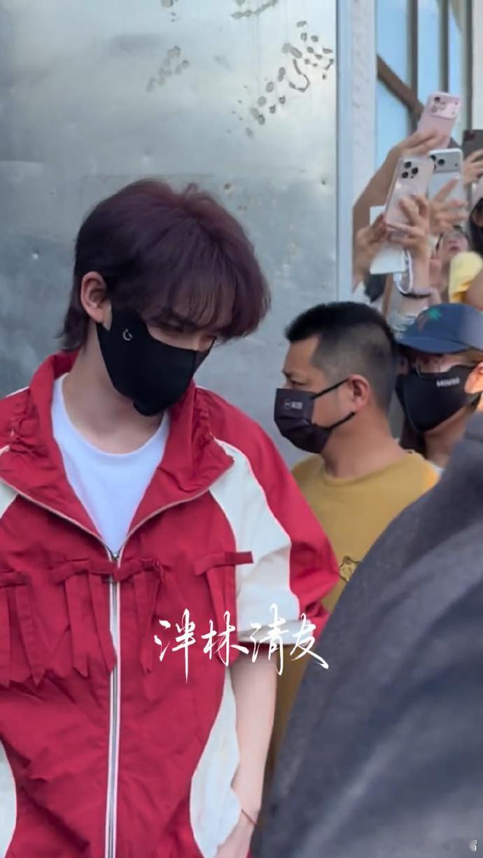 丁程鑫本命年又染红发了丁程鑫演唱会又染红发 谁能想到又等到红发造型！经典重现，已