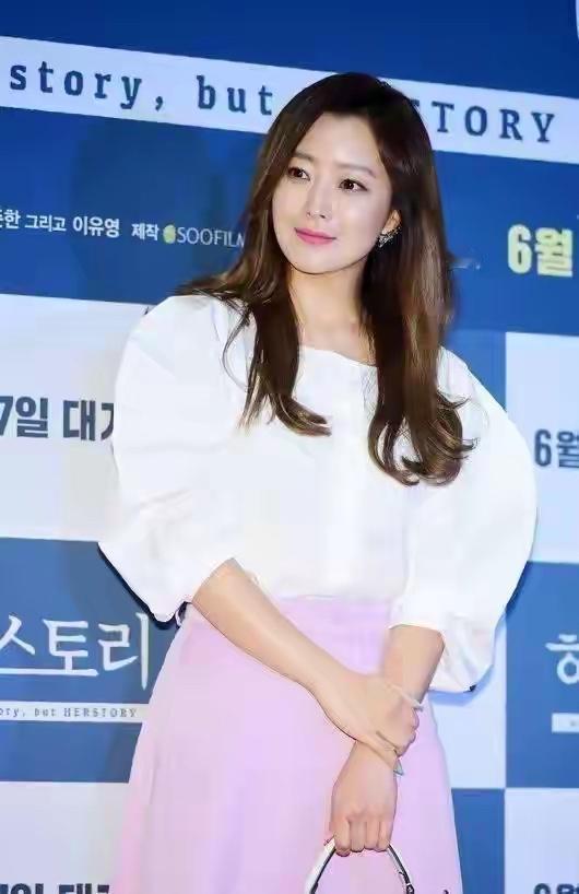 金喜善这一身搭配中，上衣选择了一件纯白色泡泡袖衬衫，没有多余的印花与设计，却把细