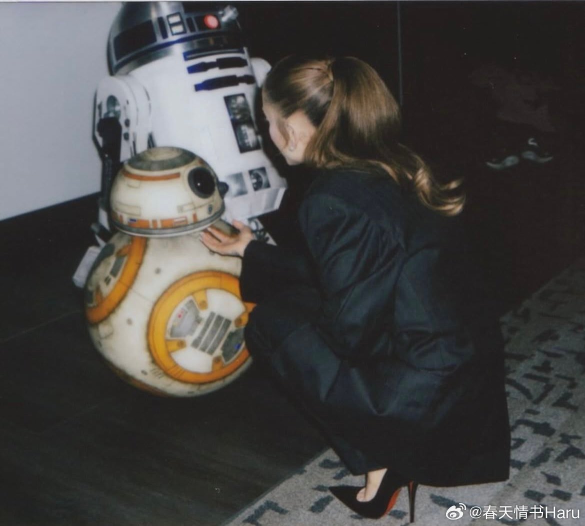 爱莉安娜·格兰德和R2-D2与BB-8的一张照片 