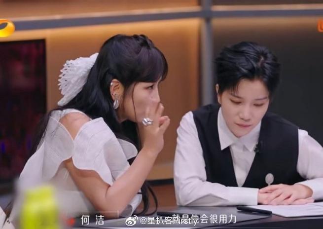 何洁在节目里爆料，和苏醒相处超有梗，只要她开口说一句夸赞的话，苏醒就会立刻主动请