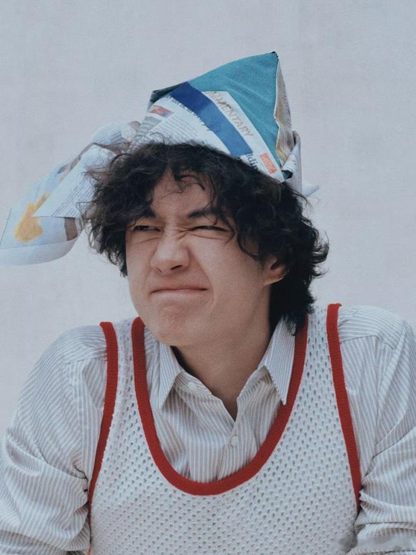 网上找了张图没认出来是谁？这个泡面发型和造型怎么样？来点真是评价！ 