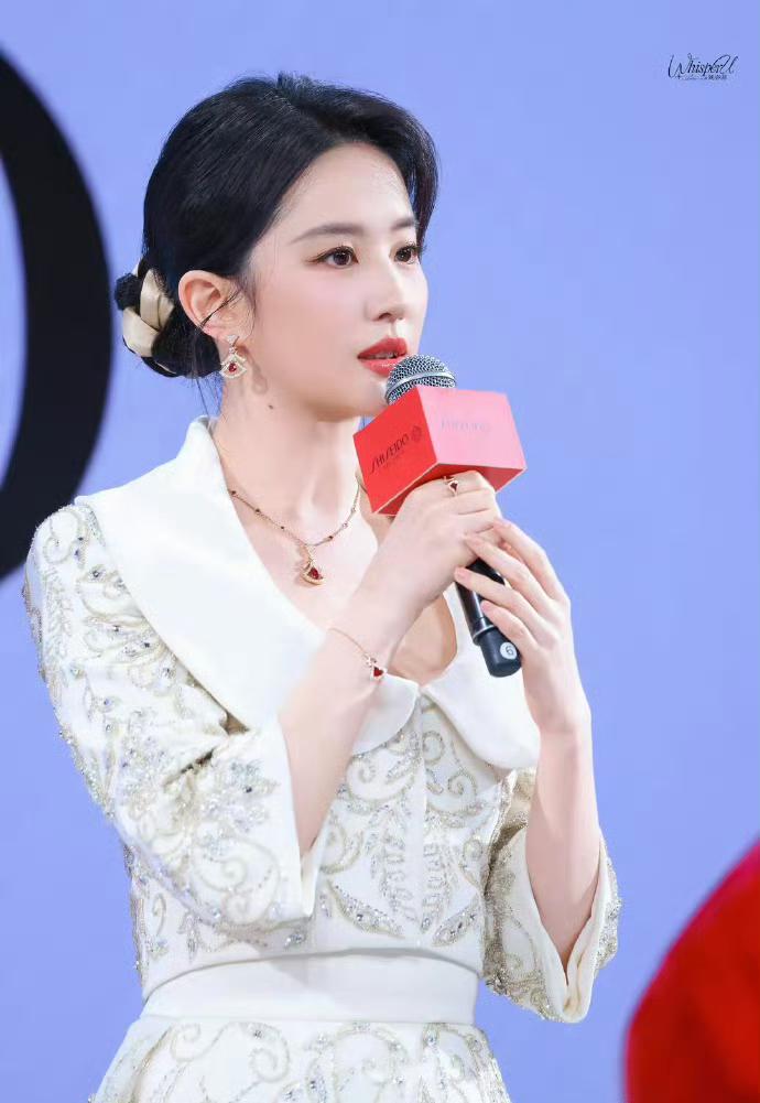 刘亦菲真的不着急吗？网友都替她着急了……
毕竟她已经38岁了，现在还是单身未婚未