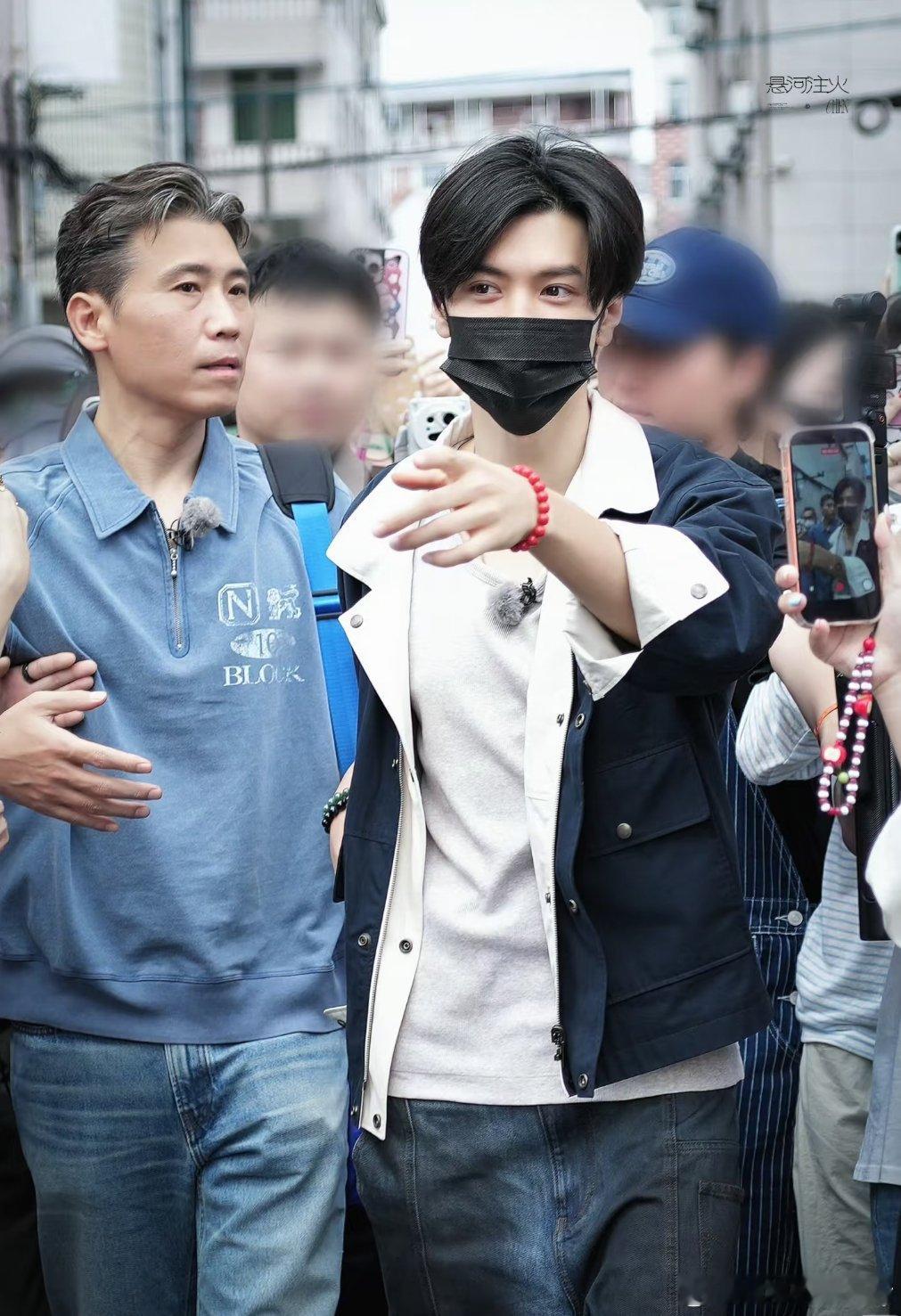 男演员最起码也得陈哲远这个颜值水平吧，不用摘口罩就知道很帅很精致，不仅颜值🉑还