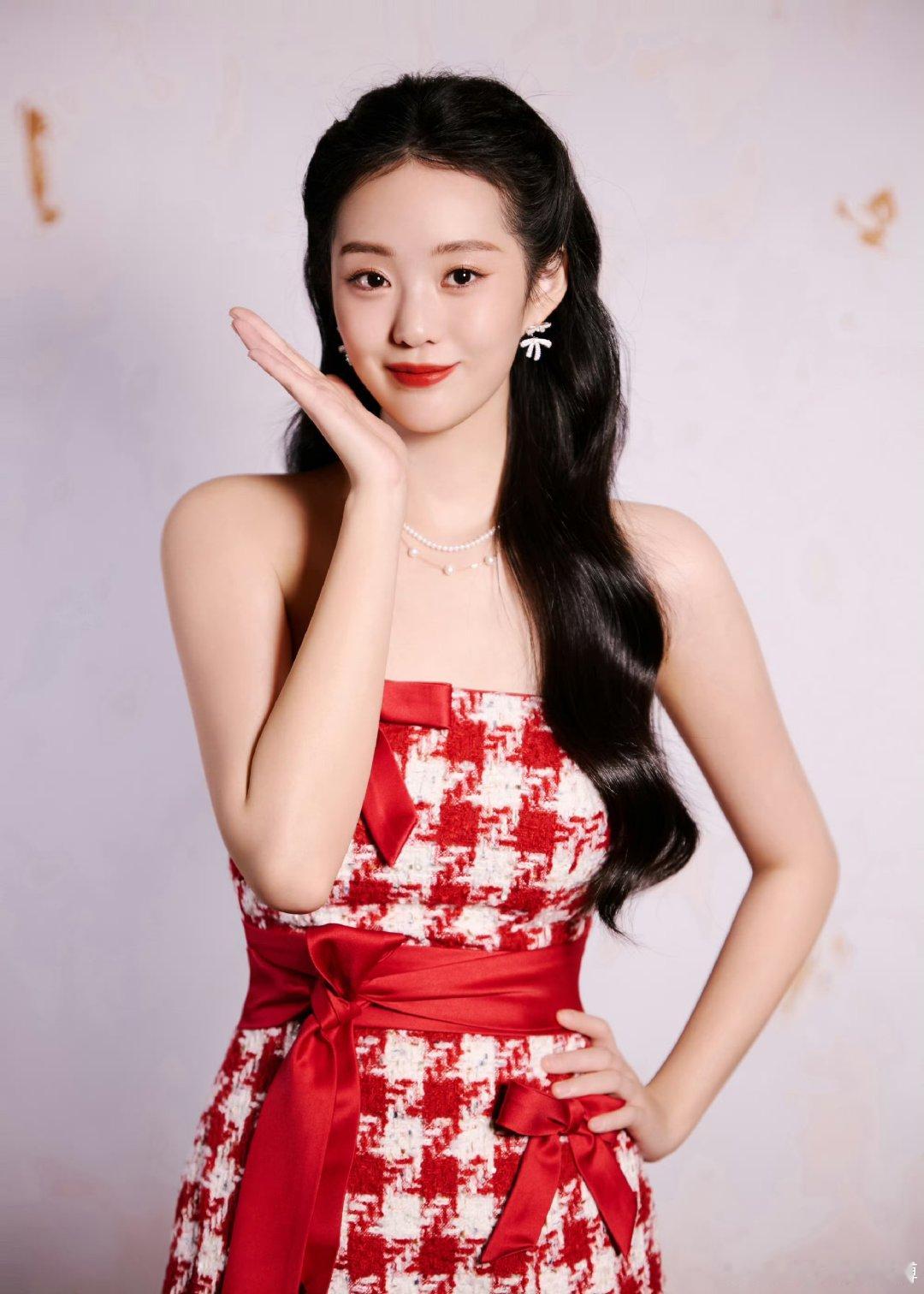 徐艺真曝剧组坐苹果箱被工作人员骂 身体不适坐苹果箱歇会儿都被凶，苹果箱本就是片场