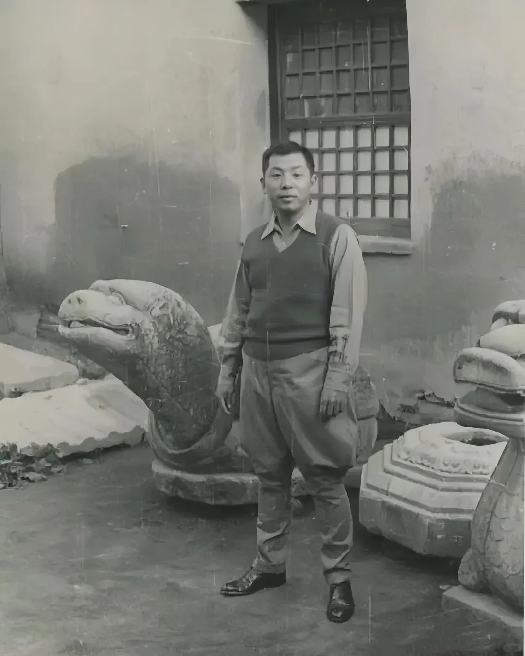 1935年，张学良在西安一处文物前的留影。次年1936年12月12日...