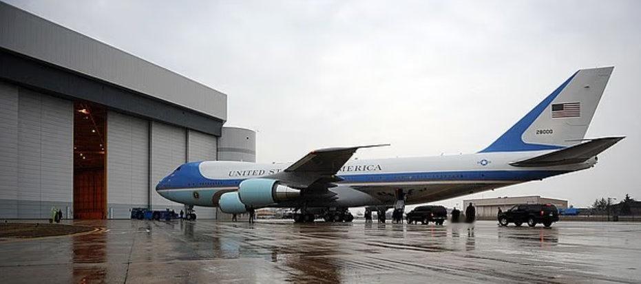 据美国有线电视新闻网等多家媒体报道，位于华盛顿附近的马里兰州安德鲁斯联合基地当天