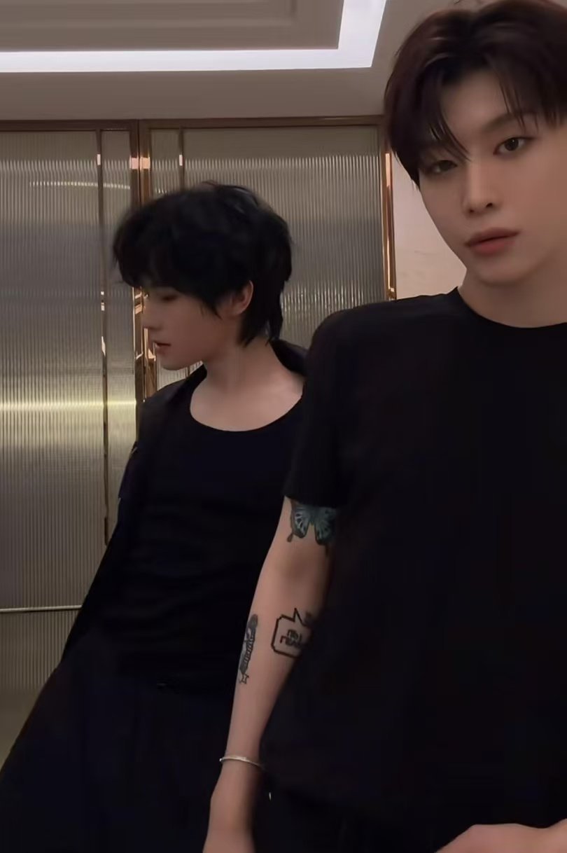 范丞丞躺地向张真源求饶奔跑吧 张真源听完范丞丞的感情牌之后停顿了一下，我以为他心