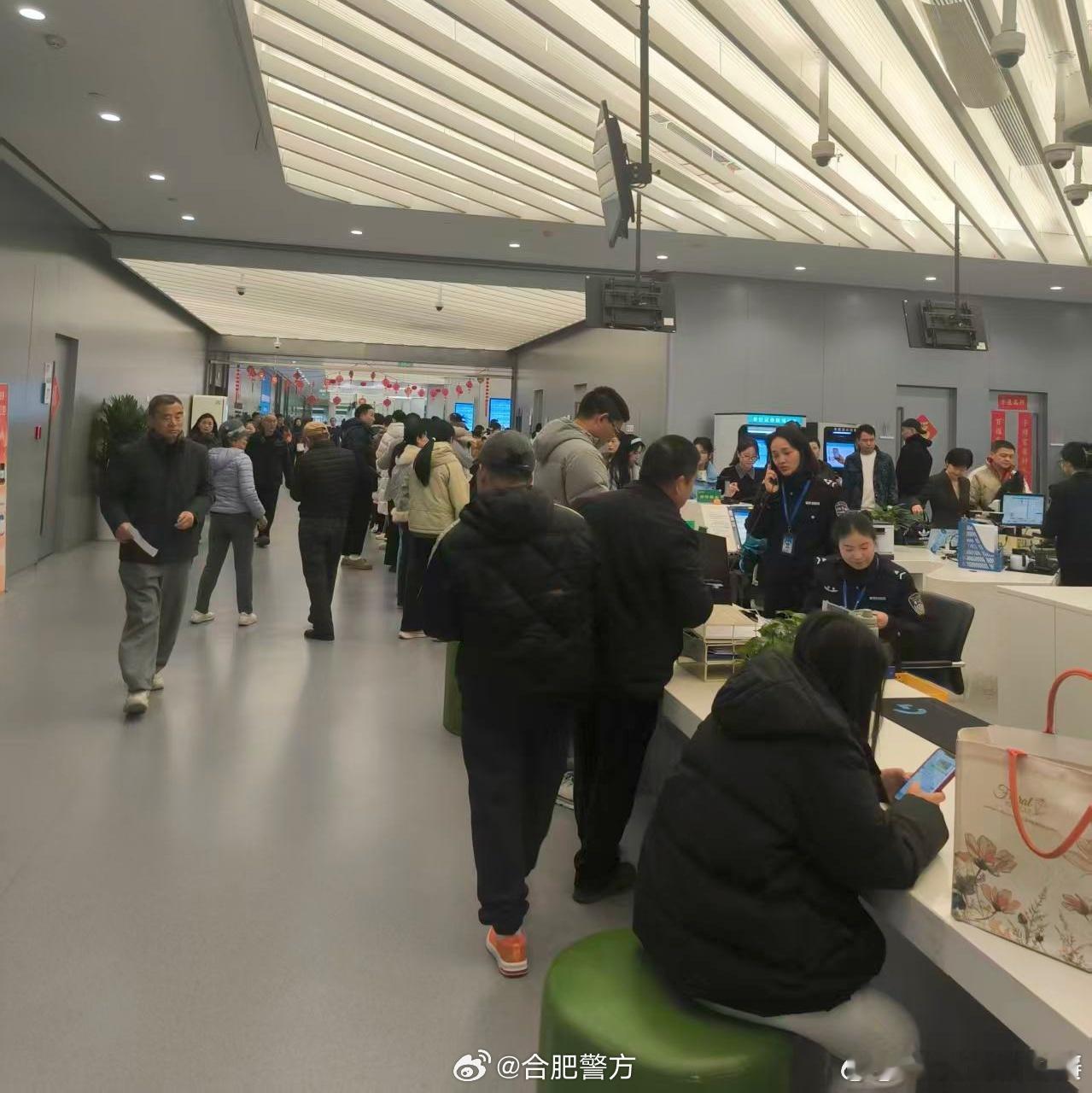 【节后高峰从容应对户政暖心护航 】2月24日，安徽合肥，节后首个工作日，户政中心