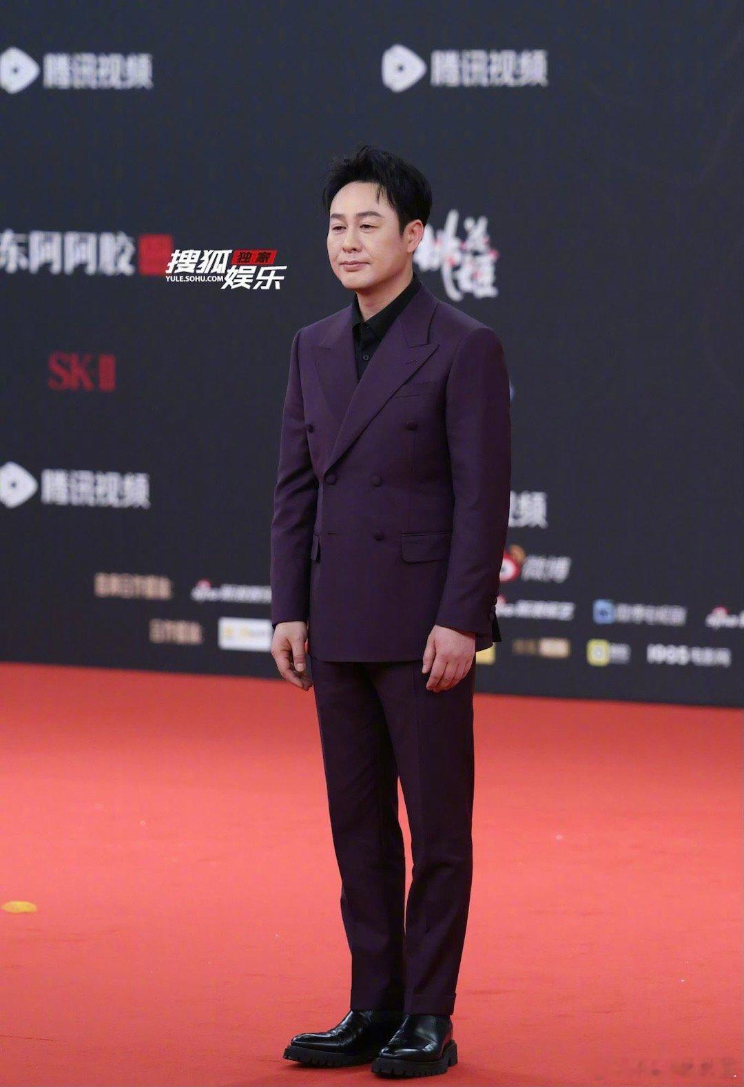 张颂文、张雨绮两大风波之中的艺人，均选择不回应争议，双双出席了今晚的星光大赏。 