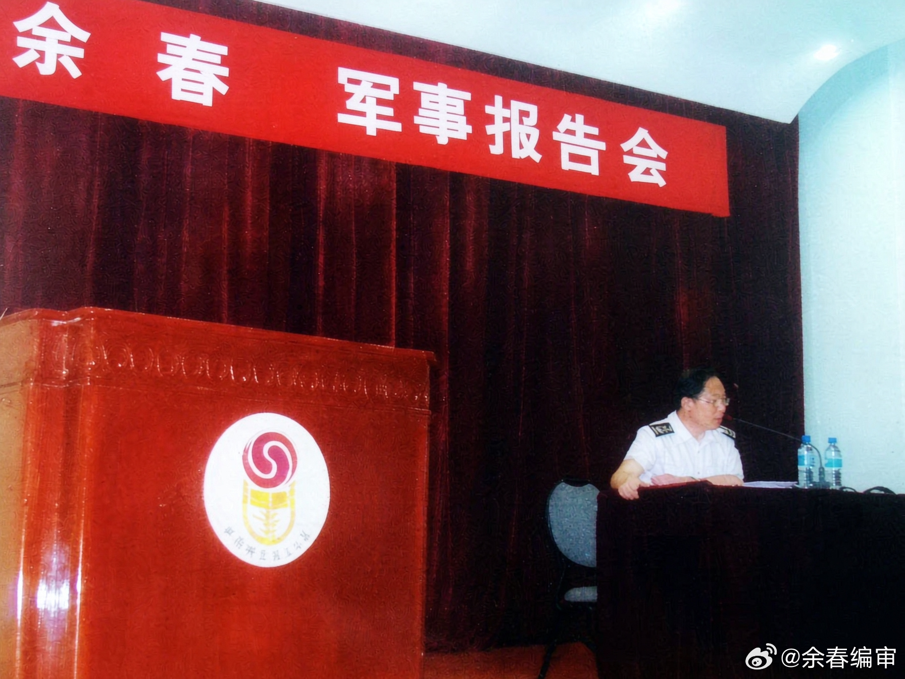 委曲求不全上海电视台记者陈璇下蹲采访外籍人士的一幕，直接炸穿全网。很多人把这件事