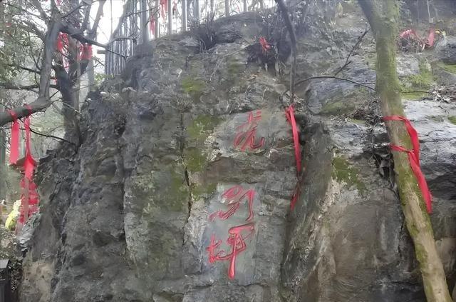 湖南大军阀何健真的派兵挖毛主席的祖坟了吗？
1932年的湘潭韶山冲，一队荷枪实弹