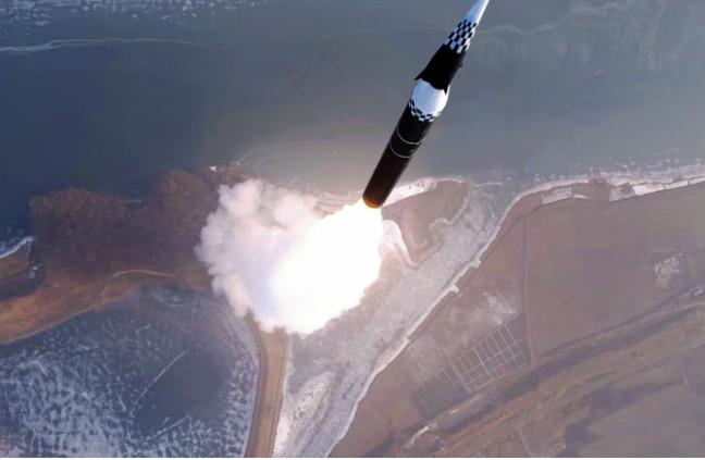 4月7日，朝鲜从平壤附近向东部海域发射了一枚不明飞行器，但这次发射出现异常，飞行