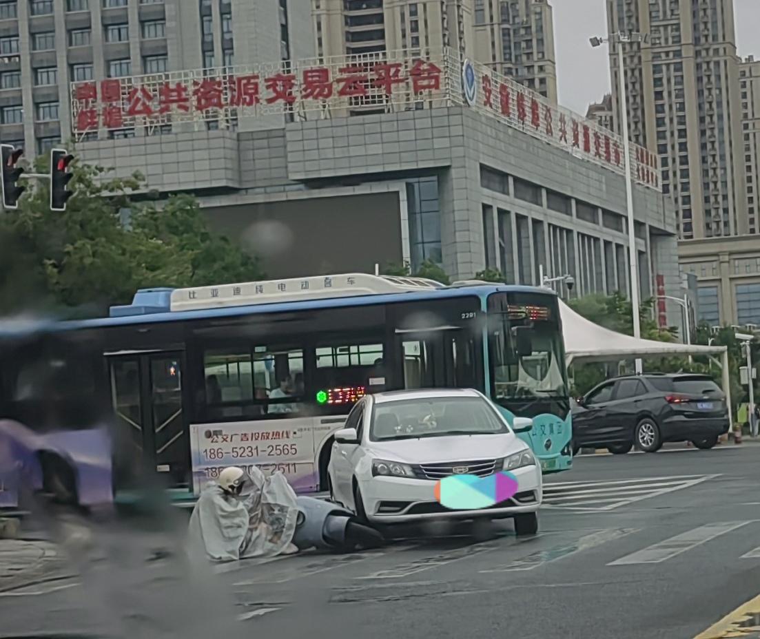 下雨天，开车一定要慢点，骑车一定要慢点！