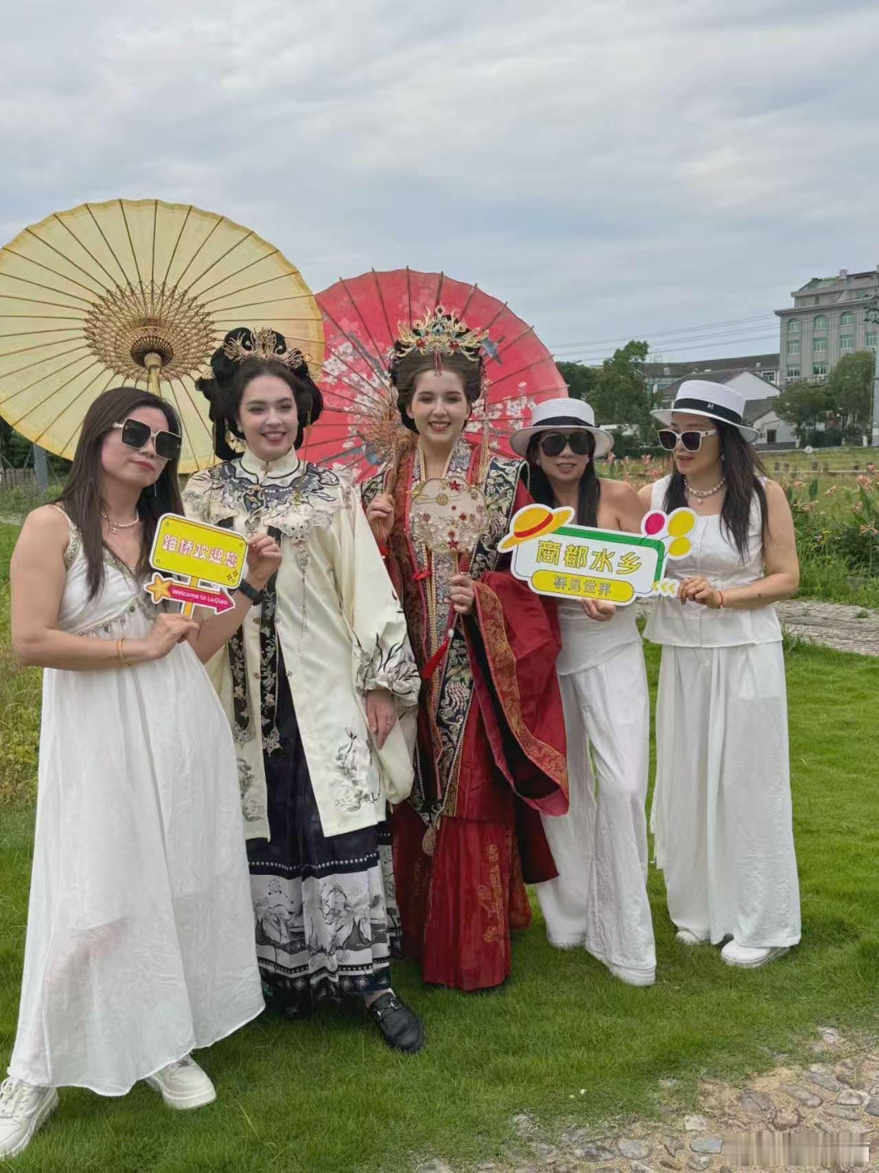 十里长街藏烟火 旅游的风还是吹来了十里长街，外国友人换装打卡商都水乡桥见世界