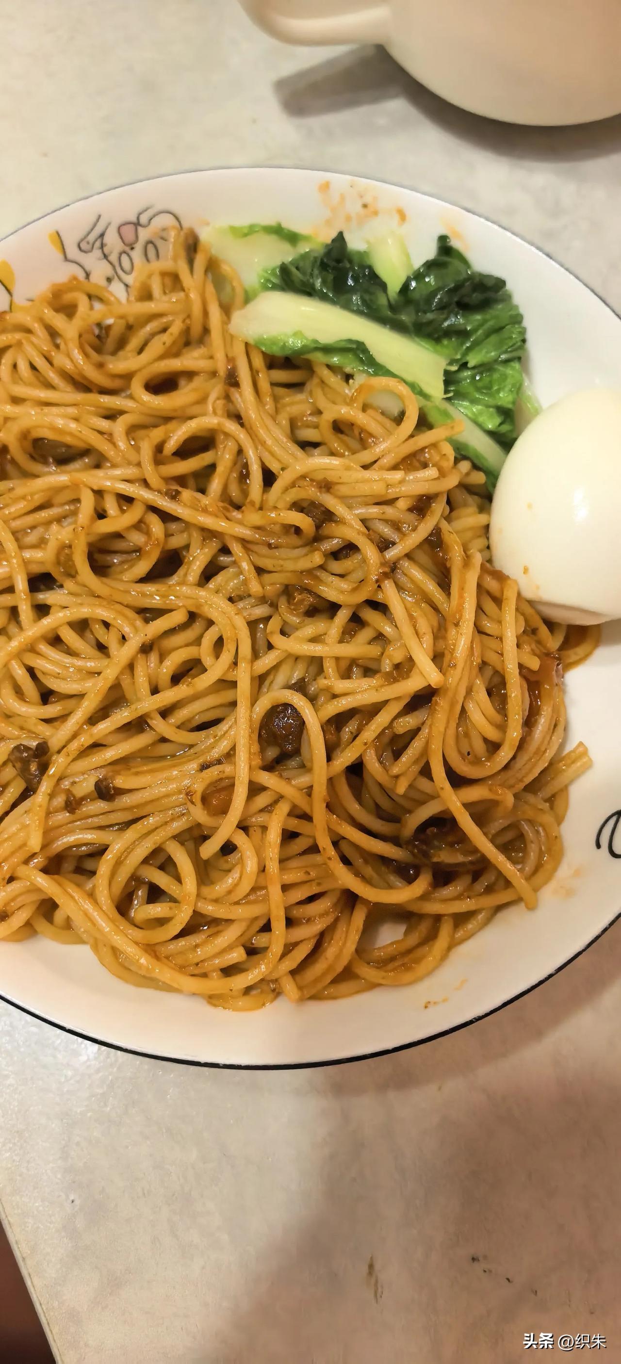 停更了大半年，
突然又决定回来写头条。
说实话真的是一时头脑发热，
本身没有多少