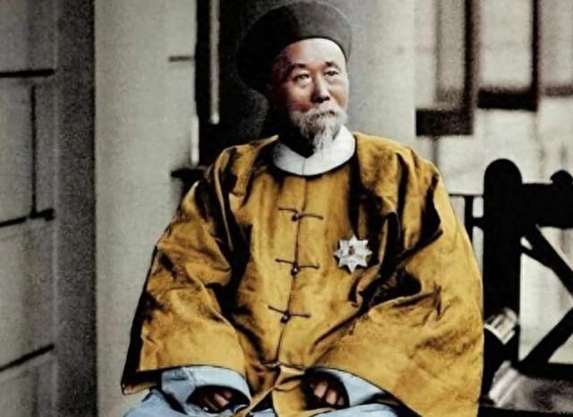 李鸿章是维护腐朽王朝的奴仆，签订不平等条约割地赔款丧权辱国
