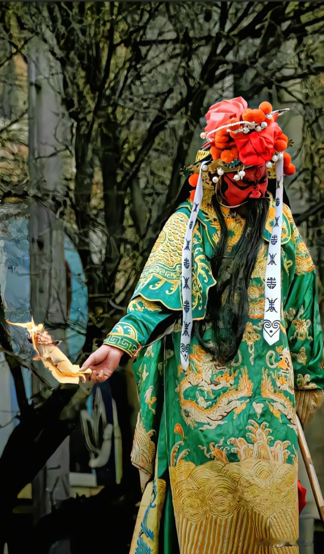 甘肃娃小林子平遥炸场！踩2.2米高跷豪饮3斤酒，‘醉关公’火遍全网

连日来，山